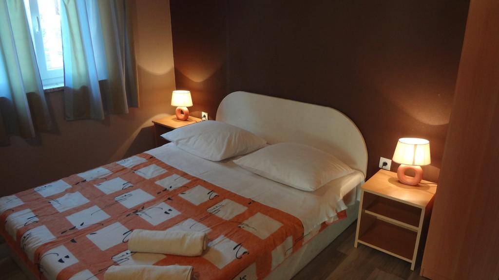 Apartments Laura I Angelina ตรีบูนย์ ห้อง รูปภาพ