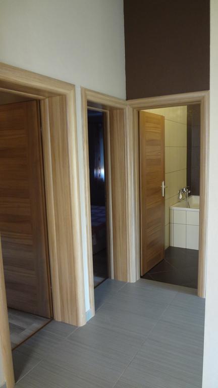 Apartments Laura I Angelina ตรีบูนย์ ภายนอก รูปภาพ