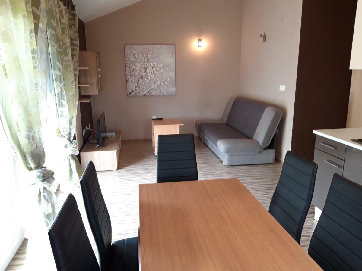 Apartments Laura I Angelina ตรีบูนย์ ภายนอก รูปภาพ